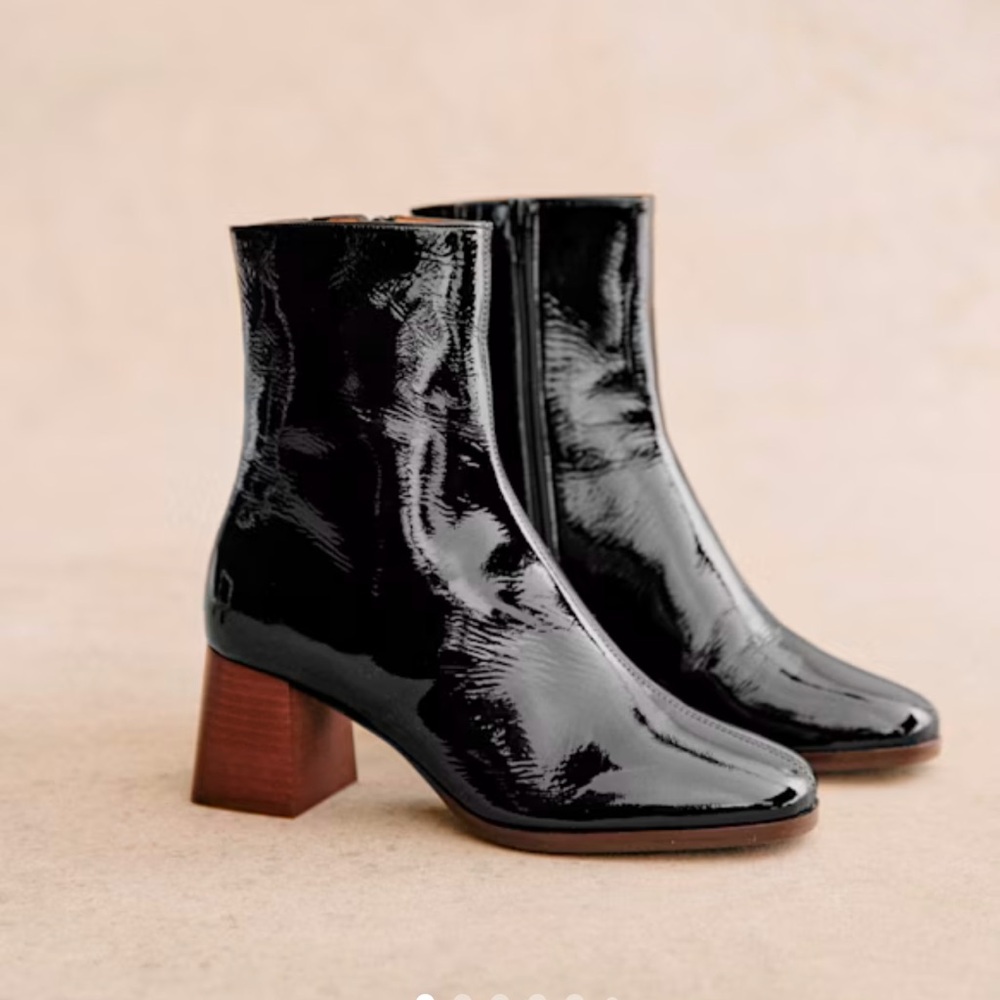 Black Patent Leather Ankle Boots

AXELLE ANKLE BOOTS